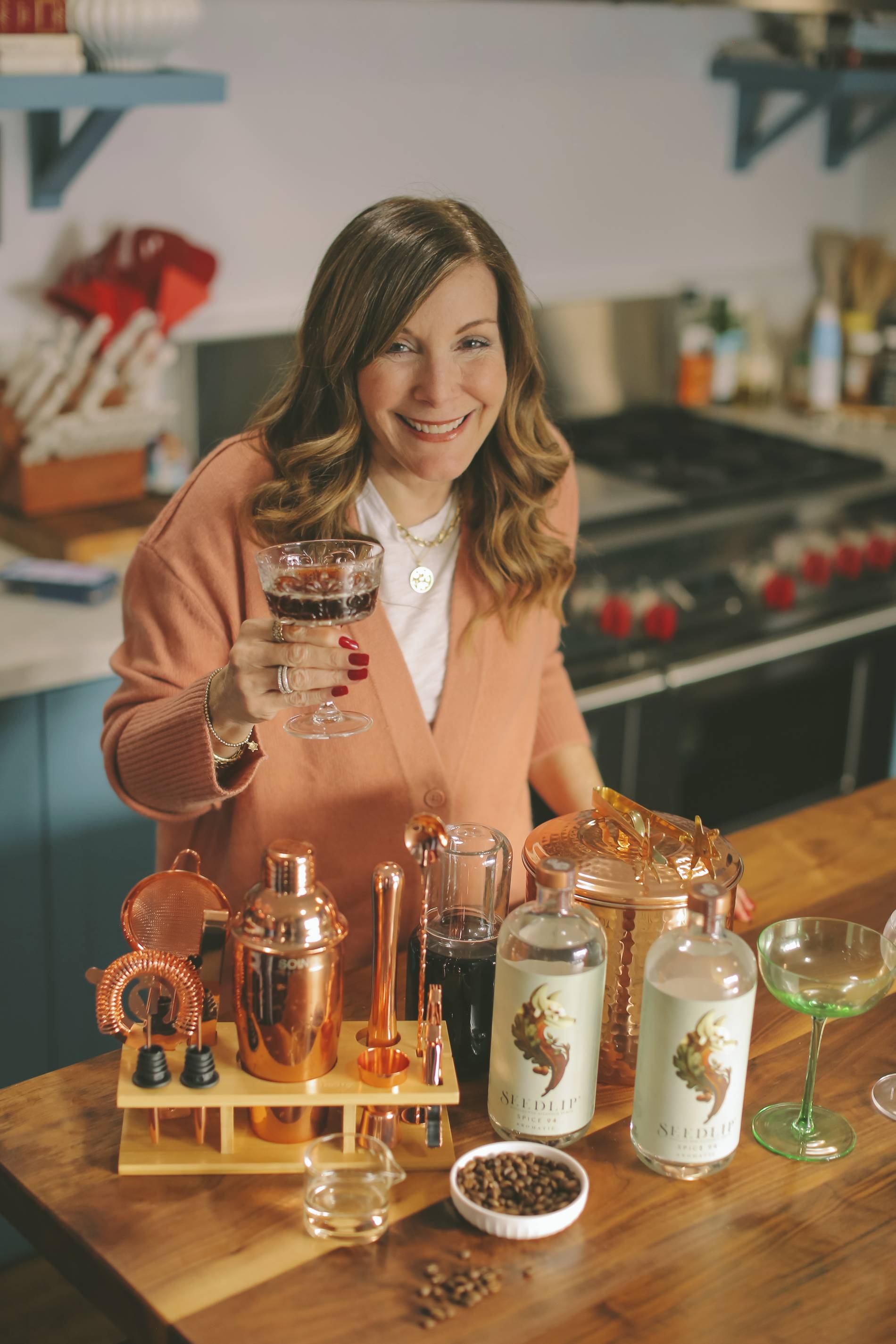 mindy weiss with Seedlip coktail